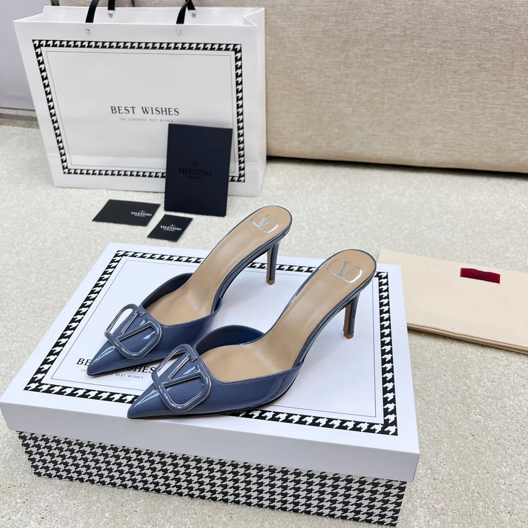 👟👟Ex-factory price 500👟👟 VALENTINO latest V Logo buckle back empty slippers 🔥🔥🔥 🕳️🕳️🕳️ Exclusive original 1-1 development, no goods without the original 〰 ɪɴѓᴏʀᴍᴀᴛɪᴏɴ 〰 Buckle: V-LoGo leather buckle Material: Imported patent leather Lining: full-grain sheepskin Outsole: Italian through-dyed cowhide Midsole: Italian original craft material Process: computer stitching, machine shaping Heel height: 4.0/8cm Made in Italy 🇮🇹 Ready-made code: 35 36 37 38 39 Ready-made custom code: 34 40 41 Delivery period 1-3 days Not retreating